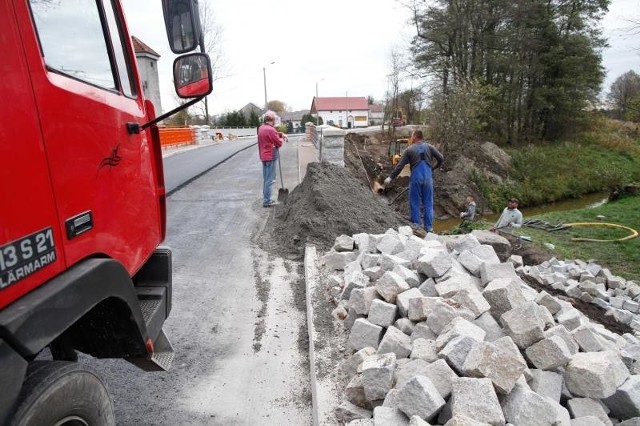 Tegoroczne prace to kontynuacja tych z roku ubiegłego. Drogowcy między innymi wyremontowali wówczas most nad Swornicą i około 200 metrów drogi dojazdowej do mostu z obu stron.