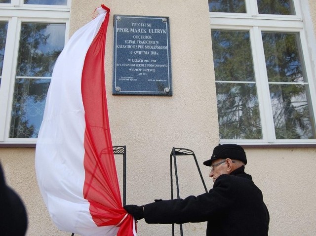 Stanisław Uleryk, ojciec  Marka,  odsłania pamiątkową tablicę na murze szkoły. Poświecił ją ks. Alfred Lugiert.