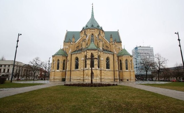 Na placu przed bazylika archikatedralną ma powstań Pomnik Ofiar Katastrofy Smoleńskiej