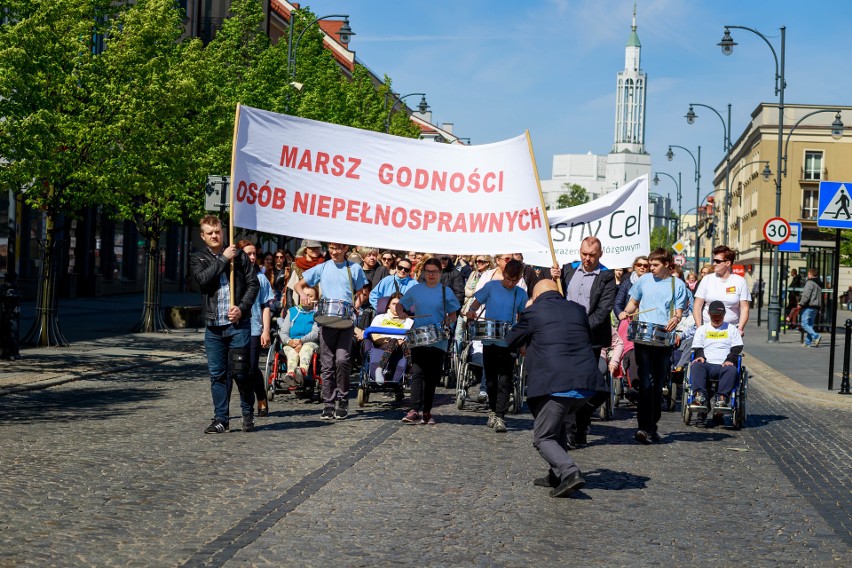 Marsz Godności Osób Niepełnosprawnych przeszedł ulicami Białegostoku. Maszerowało ponad tysiąc osób [ZDJĘCIA, WIDEO]