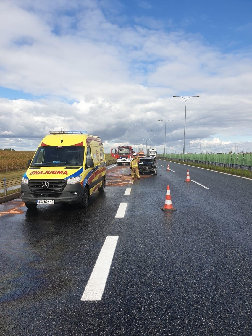 Na 106 odcinku autostrady A1 samochód uderzył w barierki...