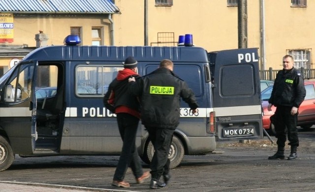 Jest zatrzymanie, a potem na polecenie prokuratury trzeba zrobić okazanie. Niestety, mało jest chętnych, którzy chcieliby stanąć do rozpoznania przez pokrzywdzonych czy świadków obok zatrzymanego.