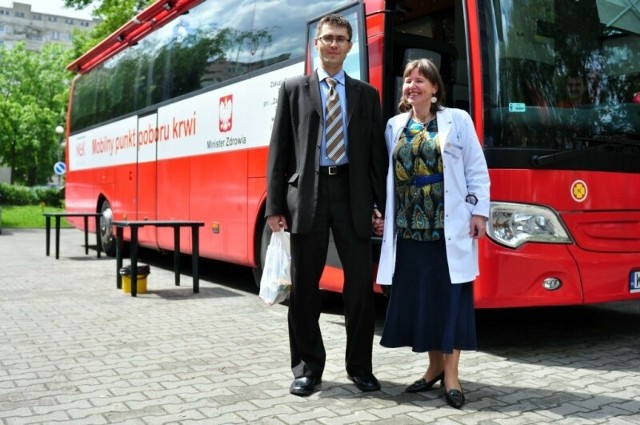 Grzegorz Patek, zastępca naczelnika urzędu również zdecydował się oddać krew. Na zdjęciu z Joanną Słomińską z krwiodawstwa.