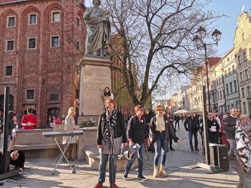 W środę pod pomnikiem Kopernika na toruńskiej starówce...