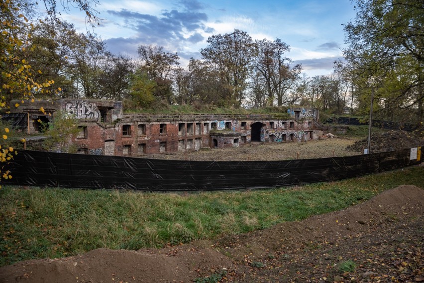 Kraków. Zapomniany Fort Lasówka. Dewastowany od lat, miejsce imprez punkowych, teraz w remoncie. Szansa na historyczną atrakcję