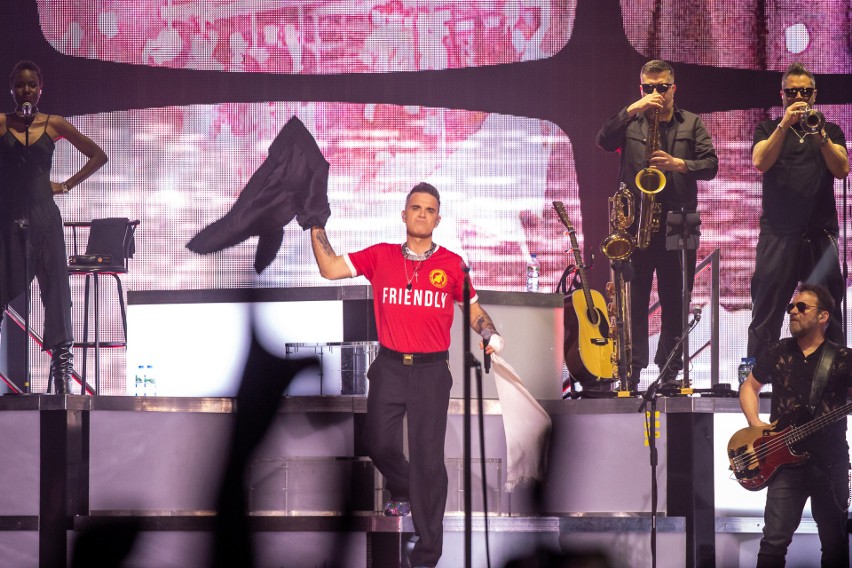 Robbie Williams wystąpił w niedzielę wieczorem w krakowskiej Tauron Arenie. Fani usłyszeli największe przeboje piosenkarza 