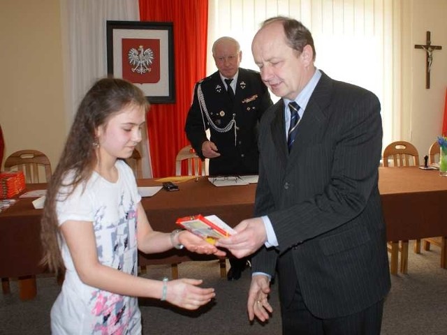 Wójt Andrzej Przygoda wręcza nagrodę Joannie Kucharczyk ze Szkoły Podstawowej imienia Jana Pawła II w Lubieni.