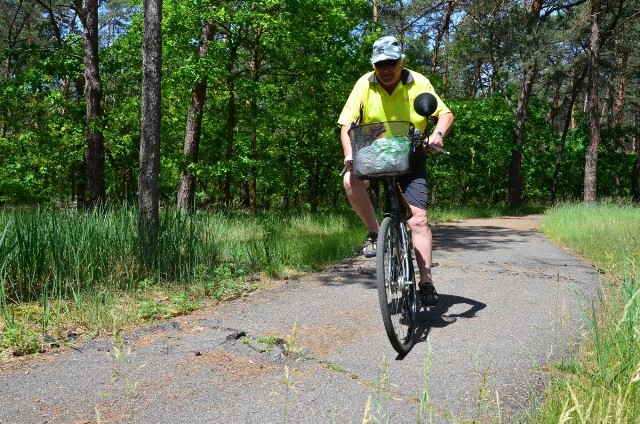 Ścieżka rowerowa prowadząca nad j. Wikaryjskie jest w fatalnym stanie.