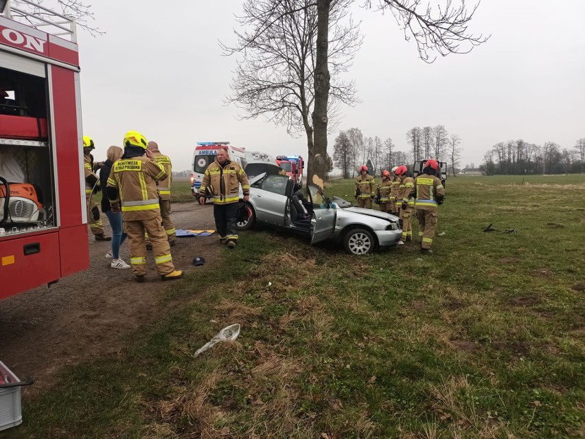 Wypadek w Gołębiach-Leśniewie. Samochód uderzył w drzewo. Kierowca był zakleszczony w aucie. 15.04.2022