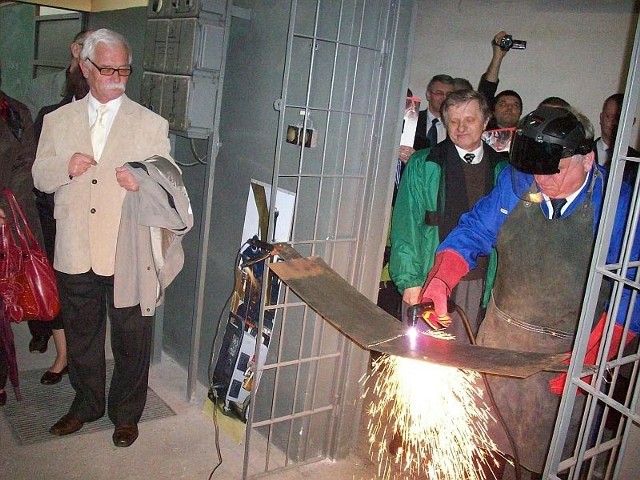Symboliczną wstęgę przecięli urządzeniem plazmowym starosta powiatu opatowskiego Kazimierz Kotowski i burmistrz Ożarowa Marcin Majcher.