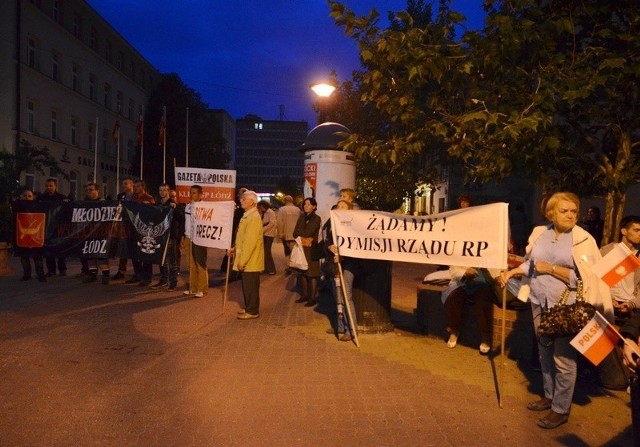 Ok. 40 osób manifestowało w pasażu Schillera w piątek wieczorem przeciw rządom Platformy Obywatelskiej.