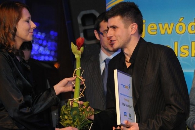 Najpopularniejszym sportowcem 2013 roku był kierowca Rafał Grzywaczyk.