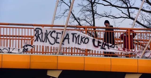 „Tusk nie Bruksela, tylko cela za Smoleńsk” - transparent o takiej treści nieznane osoby zawiesiły na Trasie Uniwersyteckiej wczoraj po południu. Czy to zapowiedź politycznych emocji, które czekają nas 13 grudnia?