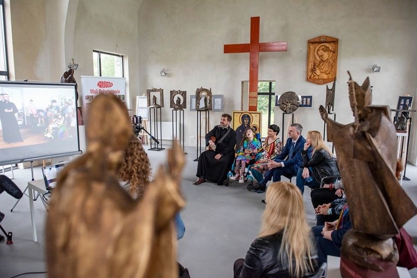 Wieliczka. Szczególne spotkanie rodzin Małych Bohaterów w dobie epidemii [ZDJĘCIA]