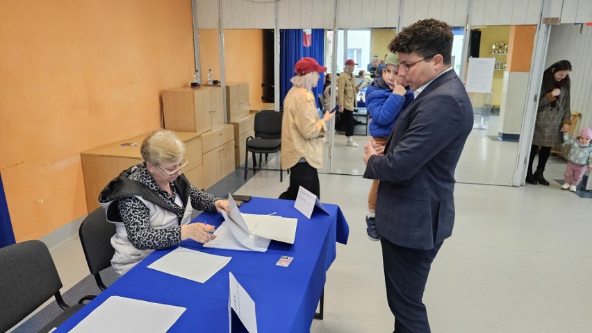 Trwa druga tura wyborów samorządowych 2024 w Kielcach. Marcin Stępniewski oddał już swój głos. Zobacz zdjęcia