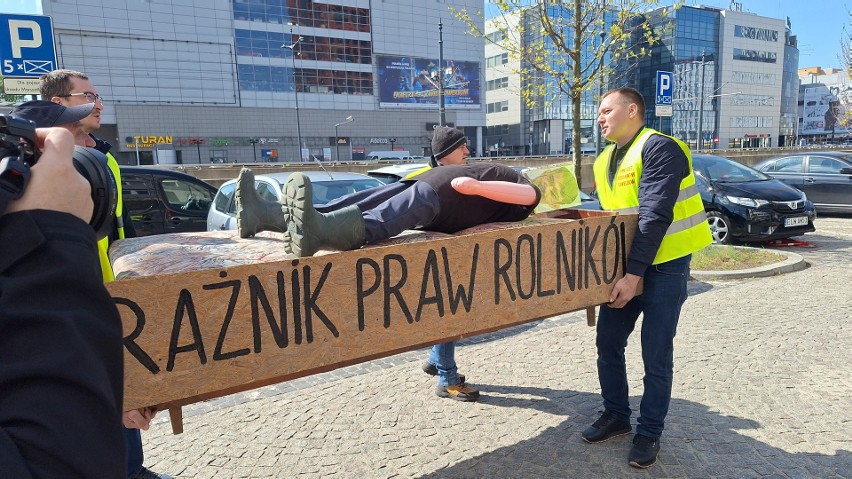 Protest rolników przed urzędem marszałkowskim w Łodzi. Tym razem przyjechali bez traktorów ZDJĘCIA