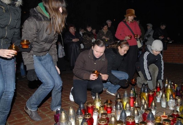 Tak przed rokiem  pod "dwójką&#8221; czczono trzecią rocznicę śmierci Jana Pawła II.