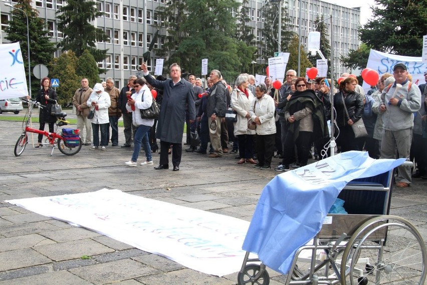 Sprawa Polsko-Amerykańskich Klinik Serca. Protest pod Świętokrzyskim Urzędem Wojewódzkim