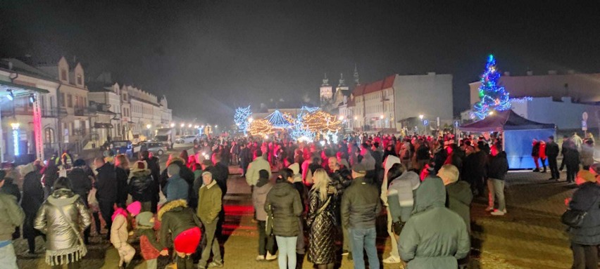 Opatowianie witali Nowy Rok na Rynku. Miejski Sylwester w Opatowie. Zobacz kolejną galerię zdjęć