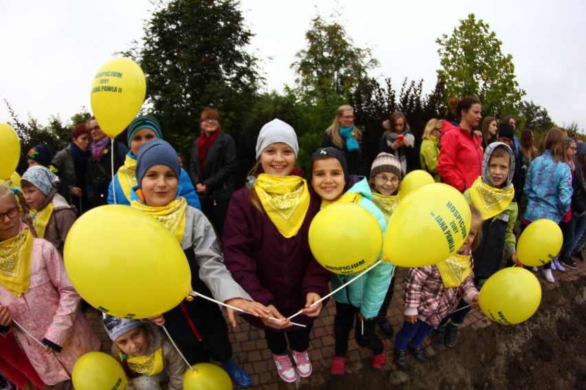 W Żorach zasadzili prawie 1000 żonkili, tworząc "Pole Nadziei" przy hospicjum