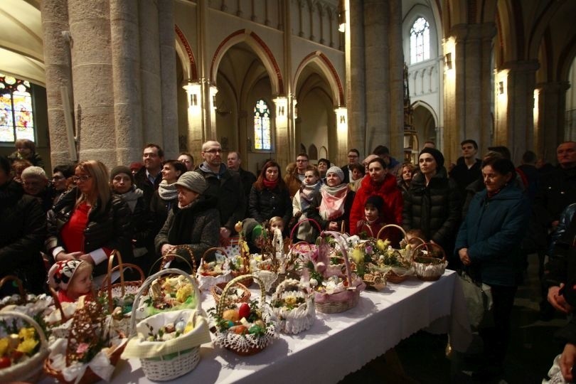 Sobota wielkanocna w Łodzi - święcenie pokarmów