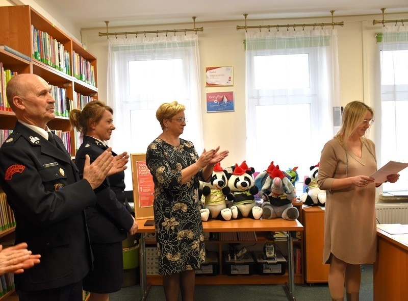 W bibliotece w Samborcu nagrodzono zwycięzców eliminacji gminnych Ogólnopolskiego Strażackiego Konkursu Plastycznego