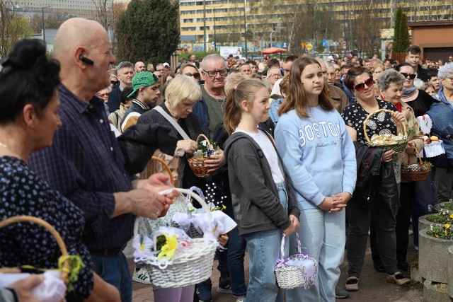 Wielu mieszkańców Żor przybyło w sobotę 30 marca przed kościół św. Stanisława, gdzie odbywało się święcenie pokarmów