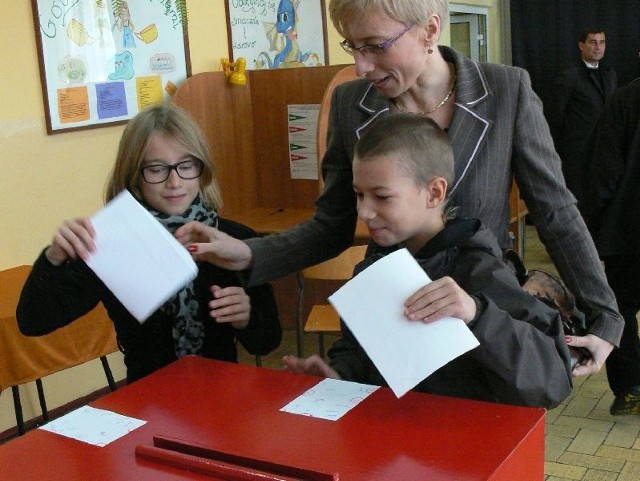 Beata Gosiewska wraz z dziećmi, Kingą i Miłoszem, głosowała w lokalu przy ulicy Norwida w Skarżysku &#8211; Kamiennej. 