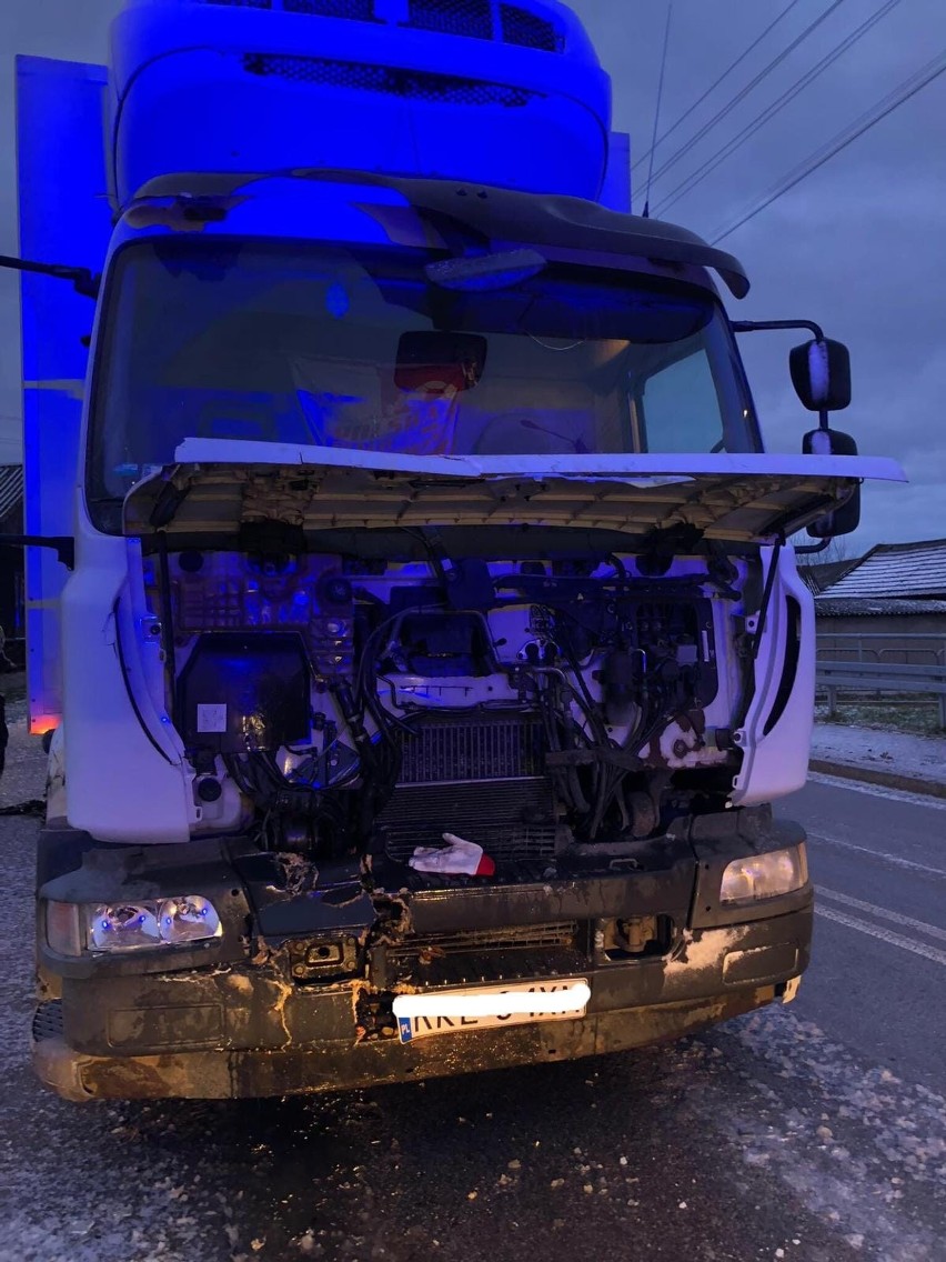 Dramatyczny wypadek na ulicy Partyzantów w Wierzbicy koło Radomia. Samochód ciężarowy uderzył w budynek mieszkalny. Zobacz zdjęcia