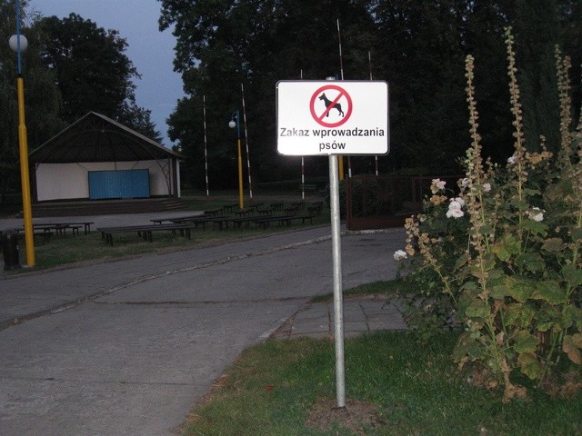 W Unisławiu obowiązuje zakaz wchodzenia z psami do parku. Taką metodę walki z nieodpowiedzialnością właścicieli czworonogów wybrał wójt.