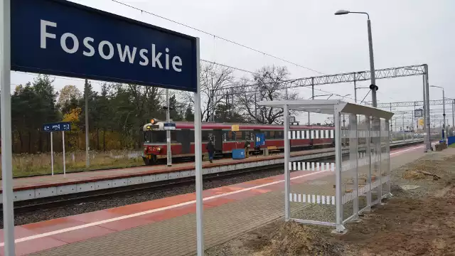 Na stacji w Fosowskiem (pow. strzelecki) skąd odjeżdżają pociągi m.in. do Opola i Zawadzkiego są dwa perony. Przy jednym zatrzymują się pociągi Przewoz&oacute;w Regionalnych, a przez drugi tylko przemykają pospieszne składy. Kolejarze chcieli poprawić komfort oczekiwania na odjazd i zamontowali dla pasażer&oacute;w nowoczesną wiatę. Problem w tym, że stanęła ona o jeden peron za daleko, w miejscu, gdzie nikt na pociąg nie czeka. Kolejarze tłumaczą, że tylko tam znaleźli miejsce na wiatę, a pasażerowie są wściekli, bo tak jak mokli, tak dalej mokną.