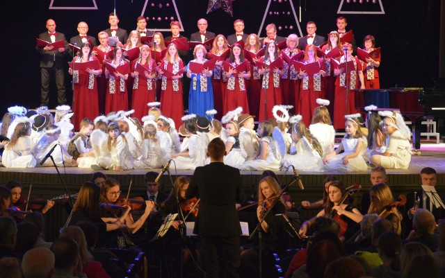 Stalowa Orkiestra i Chór Kameralny podczas koncertu na Boże Narodzenie w Miejskim Domu Kultury