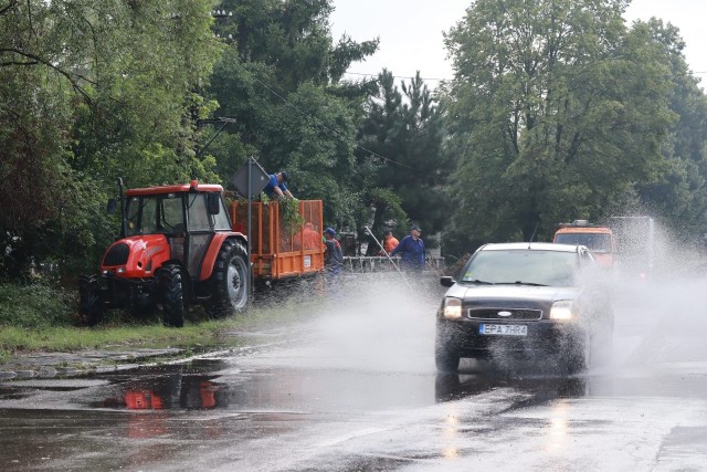 27.07.2021 W wielu miejscach miasta tworzyły się rozlewiska i wielkie kałuże.