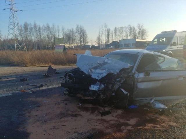 Wypadek na DK14. Zderzenie trzech samochodów. Dwie osoby ranne