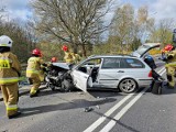 Groźny wypadek na drodze krajowej nr 12 koło Żar. Zderzyły się samochód osobowy i ciężarówka