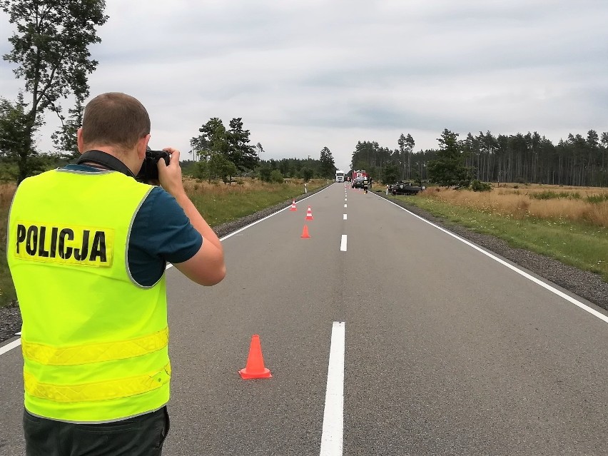 Policjanci z Bytowa szukają świadka wypadku między Wygodą a Kornem. To kierowca białego busa, który jechał w kierunku Bytowa