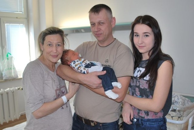 Antoni Jakubiak to syn Barbary i Zbigniewa z Ostrołęki. Urodził się 20 marca. W dniu urodzin ważył 3750 g, mierzył 58 cm. Antoś na zdjęciu jest z rodzicami i 17-letnią siostrą Aleksandrą.