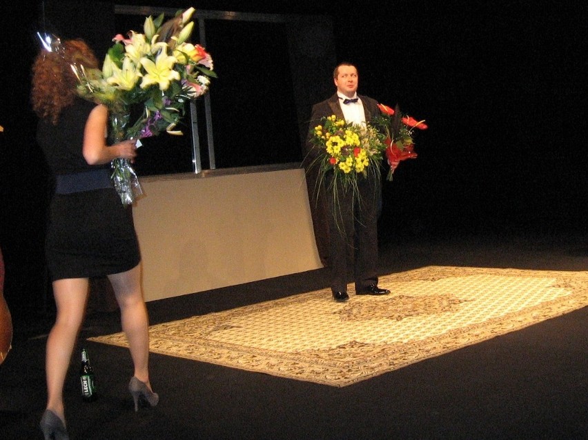 Po pokazie Michał Górski otrzymał wręcz naręcze kwiatów!