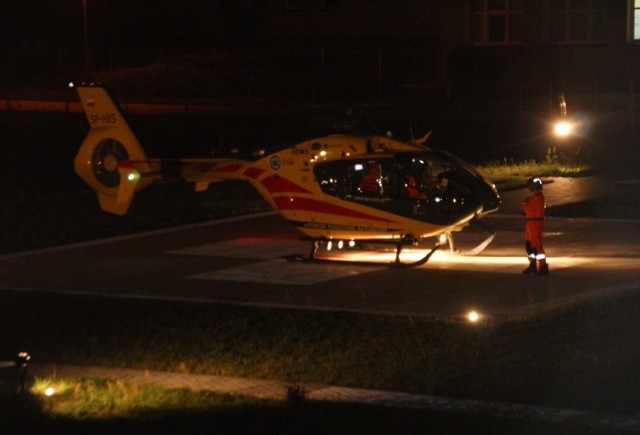 Lądowanie śmigłowca na lądowisku przy szpitalu w Oleśnie.