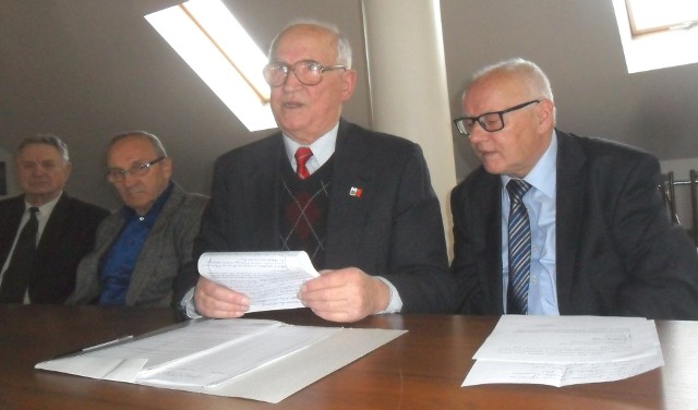 Liderzy kazimierskiego Koła Stowarzyszenia Żołnierzy Armii Krajowej: Józef Belski (z lewej) i Andrzej Bienias podczas zebrania sprawozdawczego.