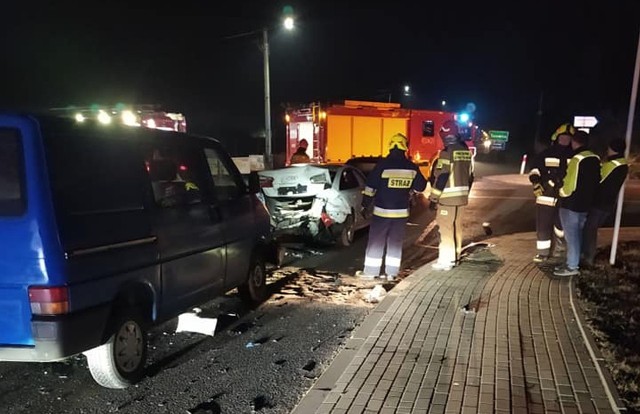 Do wypadku doszło na pasie jezdni prowadzącym w kierunku Warki.