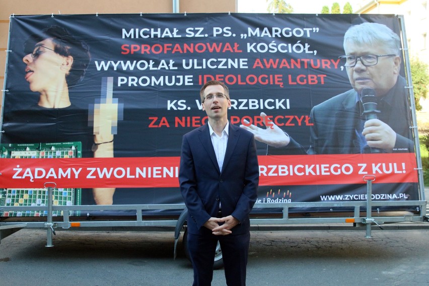 Fundacja Życie i Rodzina domaga się zwolnienia ks. prof Wierzbickiego z KUL. Wypuszcza na ulice mobilny baner 