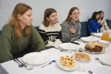 Wigilia dla studentów zagranicznych na Uniwersytecie Łódzkim. Przybyli studenci z całego świata. Jakie potrawy degustowali? 