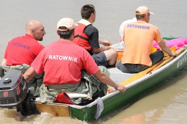 Artur Szkutnik (pierwszy z lewej) przez kilka dni uczestniczył w akcjach ratowniczych na terenach zalanych wielką wodą.