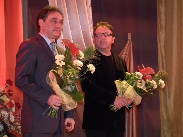 Zbigniew Zamachowski (z prawej) i Robert Grudzień otrzymali podziękowania i kwiaty.    