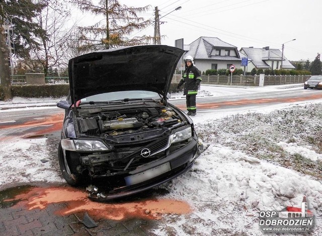 Dzisiaj przed godz. 10.00 na drodze wojewódzkiej na ul. Piastowskiej w Dobrodzieniu kierowca opla vectry wpadł w poślizg i najechał na tył citroena C5.