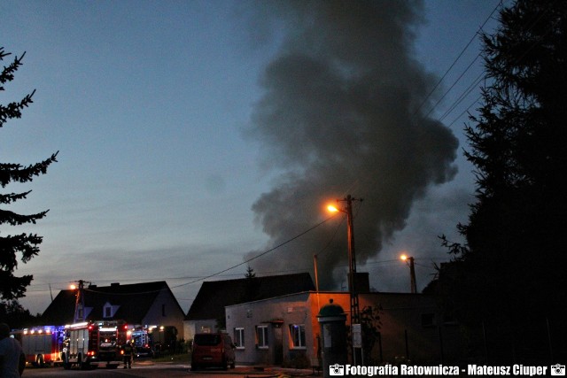 Do pożaru w gospodarstwie pod Żninem doszło wieczorem. Do akcji ruszyło siedem zastępów strażackich ze Żnina i okolicznych miejscowości. Oto relacja >>>