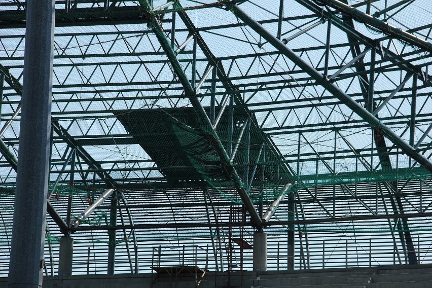 Budowa stadionu Górnika Zabrze znów nabiera tempa. Montują dach [ZDJĘCIA]