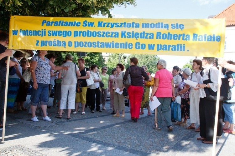 Protest parafian parafii św. Krzysztofa. Bronią swojego proboszcza (zdjęcia)