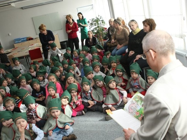 Czytanie dzieciom w słupskiej ciepłowni to także przemycanie informacji o ekologii. 